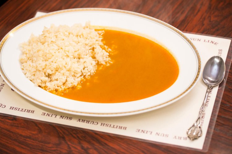 メニューは英国風特製カレー1500円（胚芽米ご飯付き）のみ。カレーの概念を覆すサラサラ感。