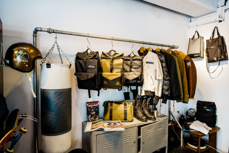 リュック以外にも豊富なデザインのバッグ類が並ぶ。