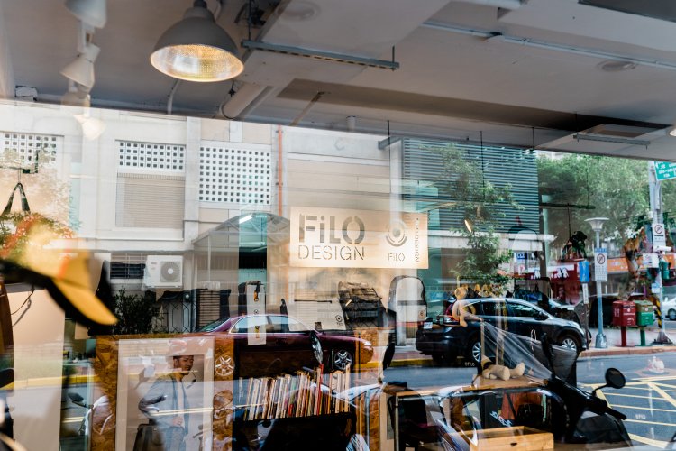 通り沿いの大きなガラス窓が目印。