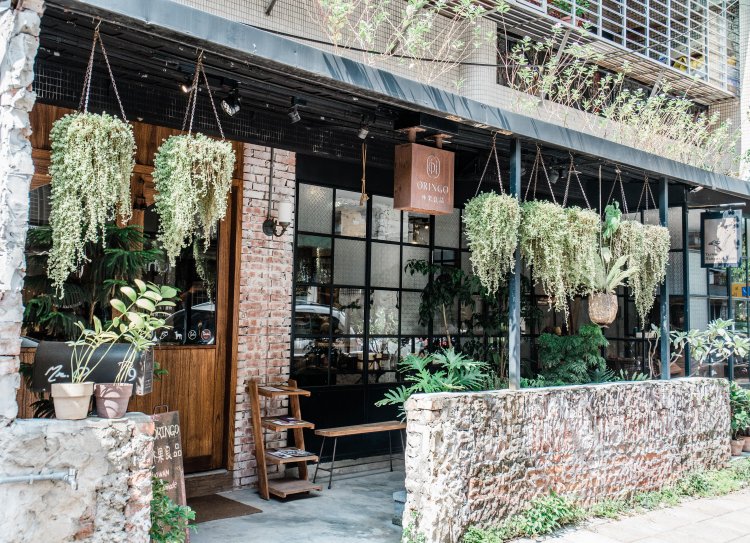 緑と煉瓦が印象的な外観。