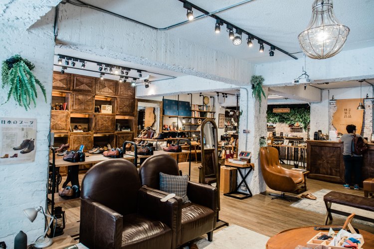 革を基調としたおしゃれなインテリア。