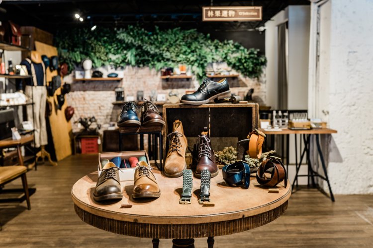 豊富なデザインの靴やオリジナルの革小物が並ぶ。