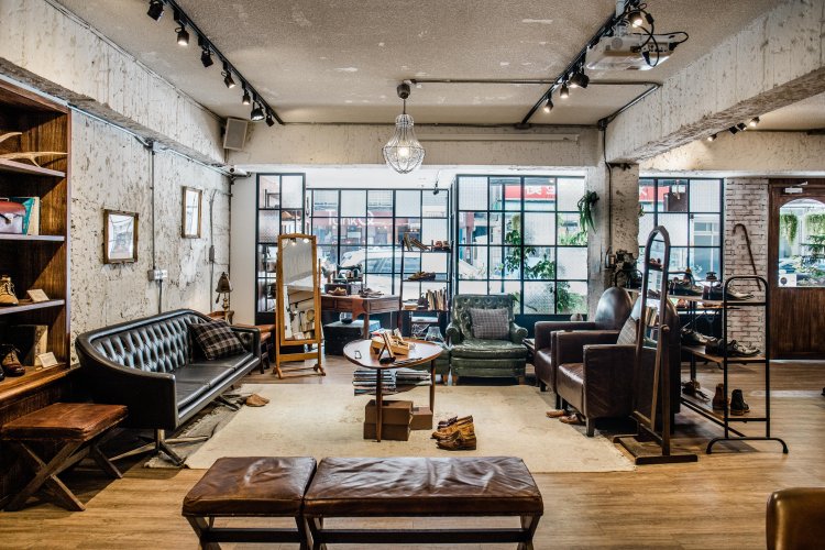 ゆっくりと試し履きをして、自分にあった一足を見つけたい。