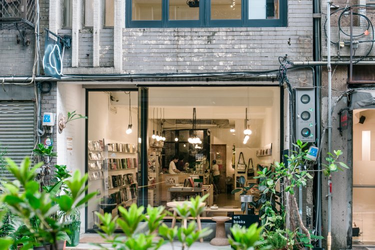 雑居ビルの外観はそのままに、内装をリノベした空間。