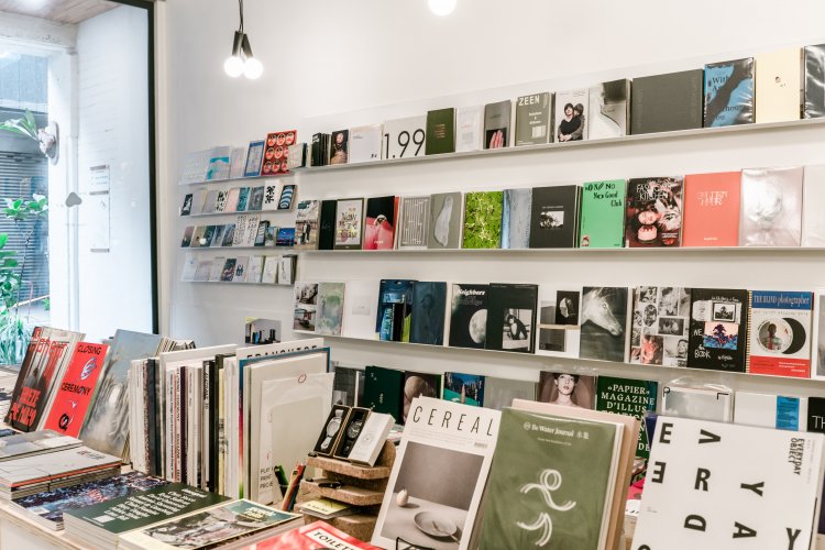 さまざまなアートブックが並ぶ。