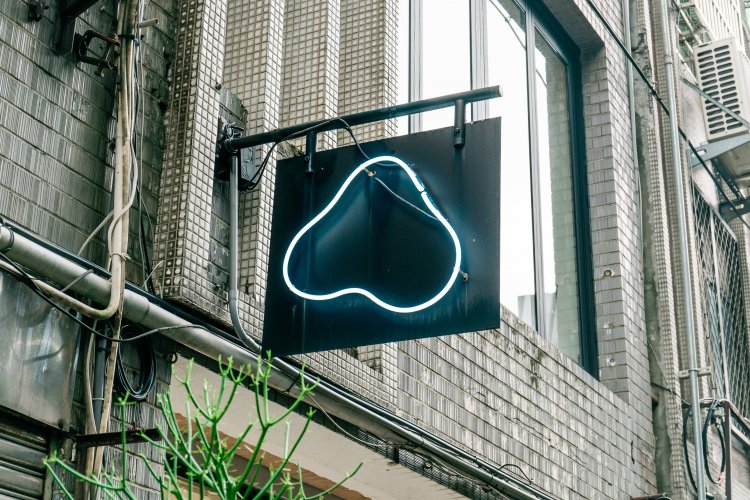 この形の看板が目印！通り過ぎないよう、注意。