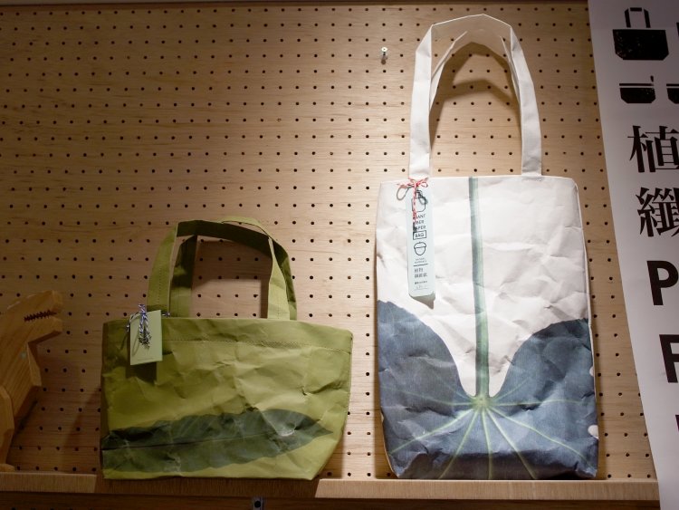 紙製のバッグはモダンなデザインで目を引く。