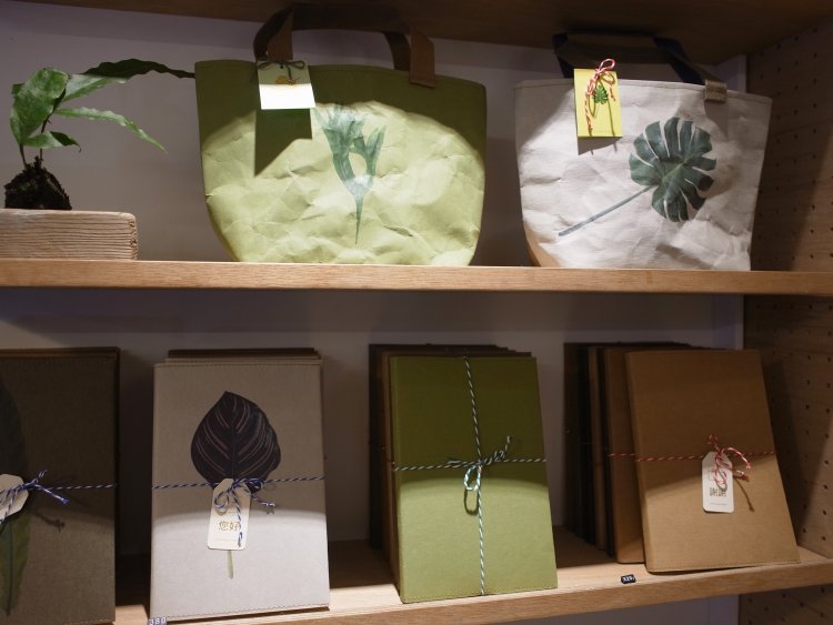 その他、ポーチやノートなどもおすすめだ。