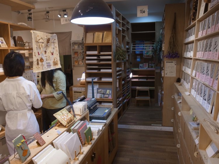 木を基調とした柔らかい印象の店内。