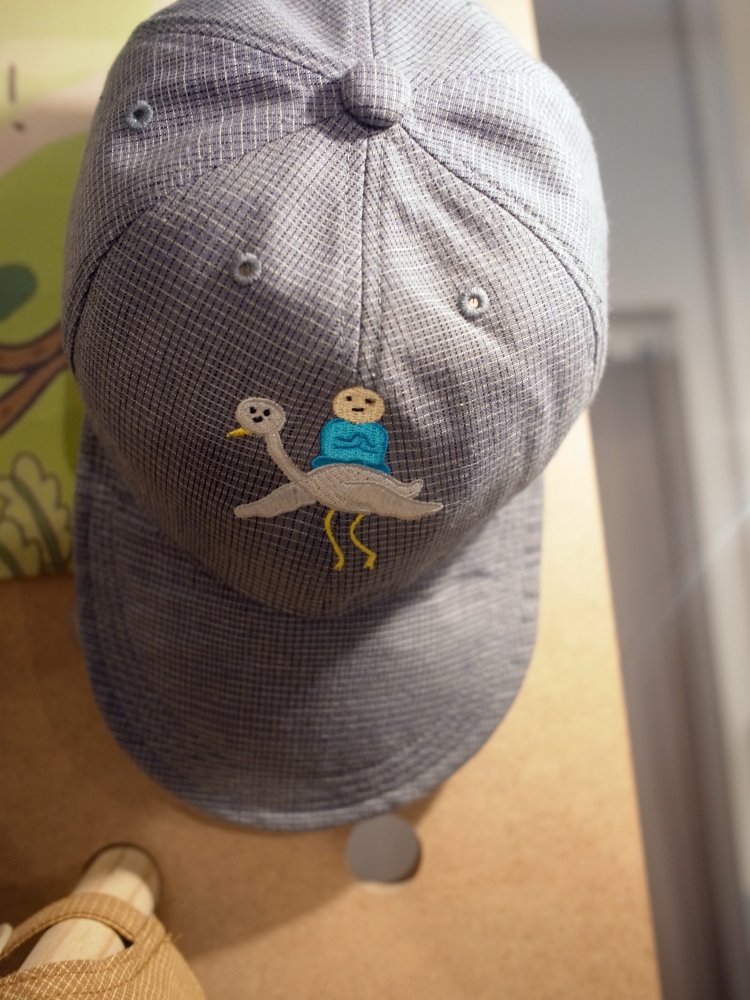 ゆるい絵柄のキャップ。