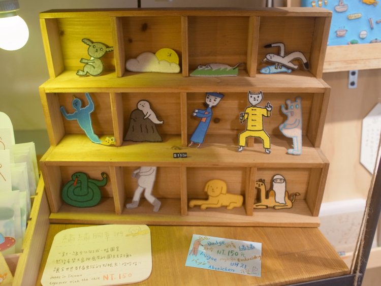 ワッペン１５０元～やシールなど、ちょっとしたおみやげにはいいかも。