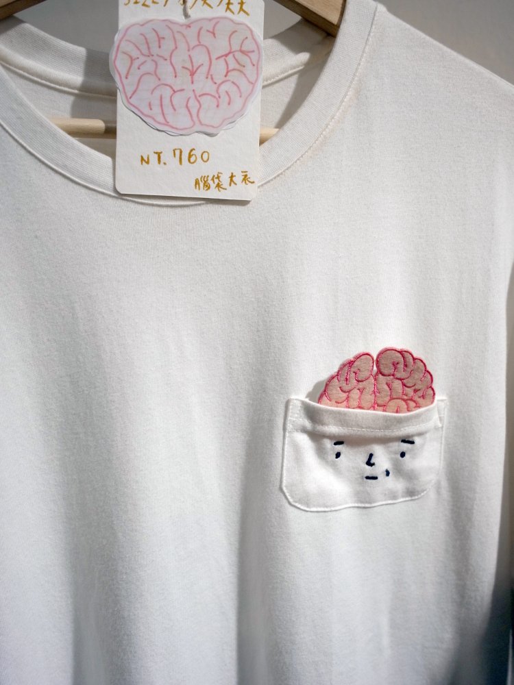 脳みそが収納できる（！）、シュールなTシャツも人気。
