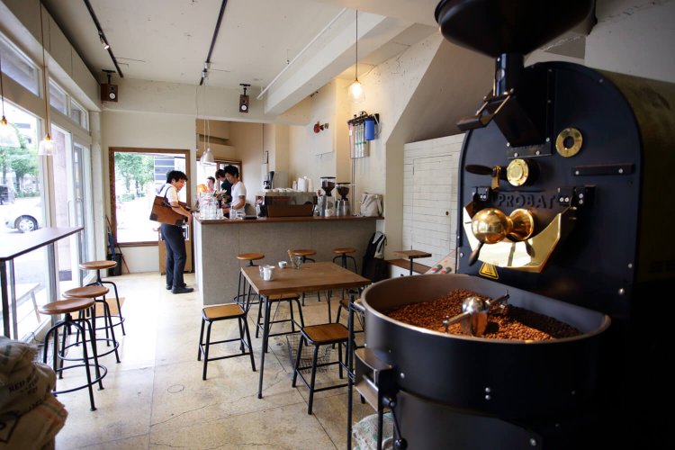 ガラス張りで店内は明るい雰囲気。