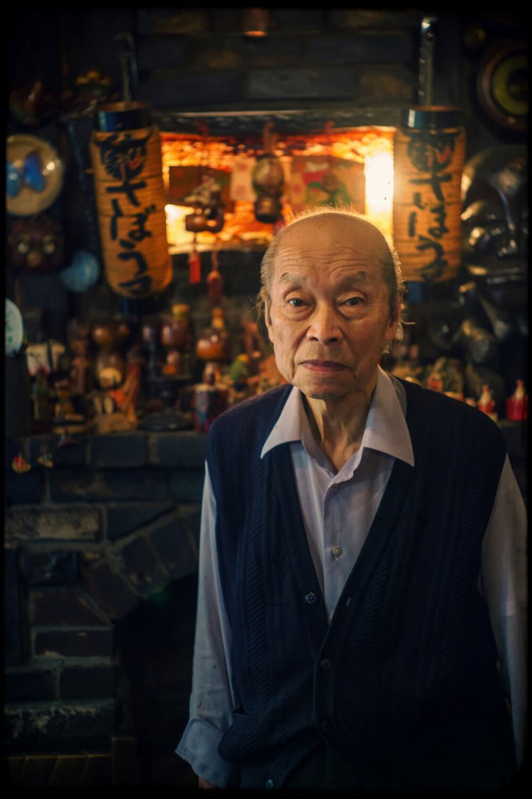 店主の鈴木文雄さんは昭和8年(1933)生まれの86歳。1階奥の暖炉の前にて。「60年以上よく持ちこたえた。いい夢を見てきたよ。運がよかったんだね。与えられた仕事を一生懸命やれば運は自然とついてくるんだ。」
