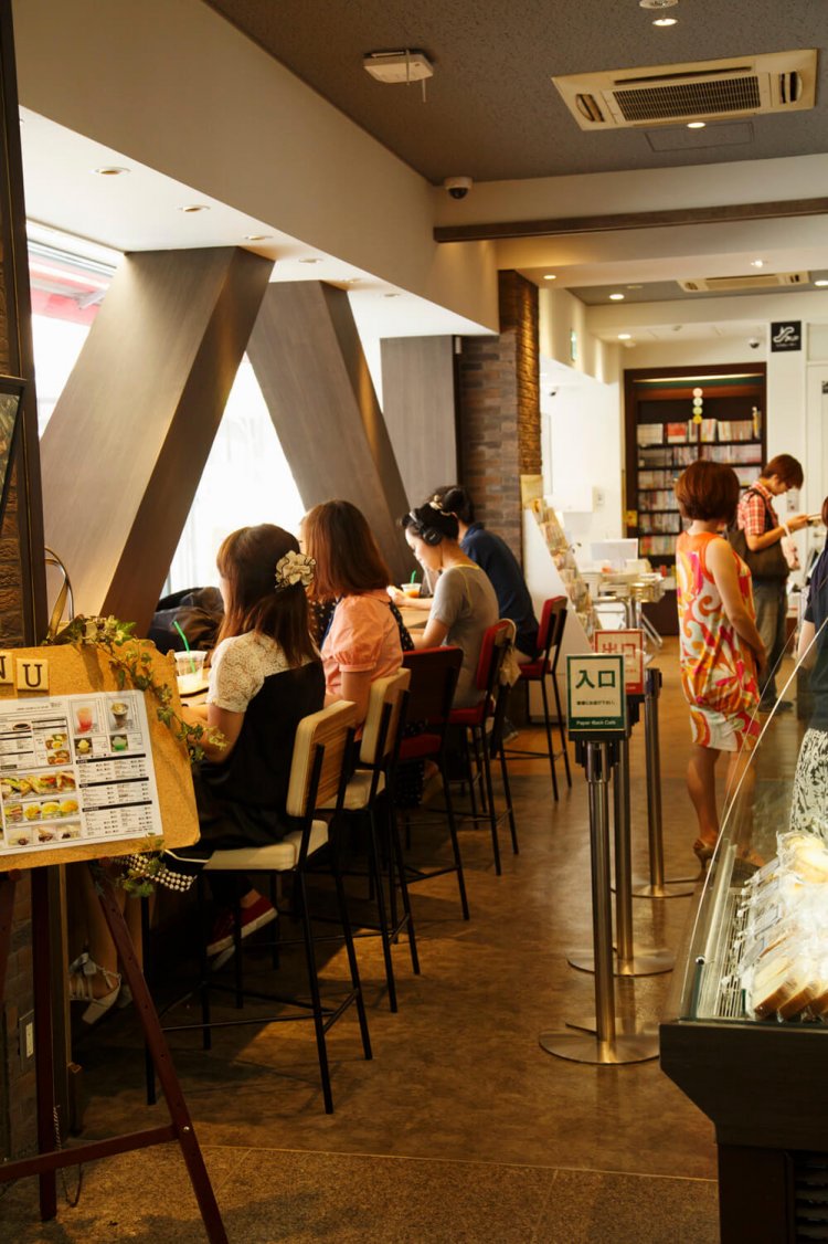 通り沿いは1～3階までカフェスペース。