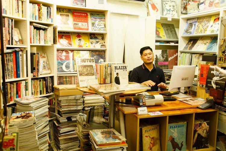 各号の内容をわかりやすく表示。ビニール袋も開けて閲覧ＯＫ。データ化が完了しないと店出ししない、オーナー中武さんのこだわりに脱帽だ。