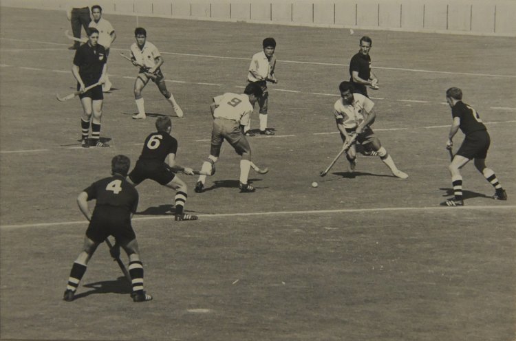 白いユニフォームの日本チームは第一試合で強豪パキスタン相手に善戦したが15カ国中7～8位に。当時選手交替がなかったので、これらの写真の中に山岡さんが（日本ホッケー協会提供）。