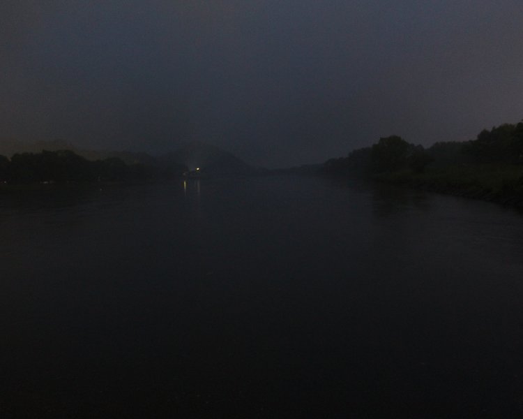北上川の暗い夜。この川を遡れば、賢治の「イギリス海岸」に着く。