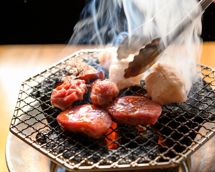 奥がホルモン638円。手前はホーデン（豚の睾丸）473円 、左はコメカミ495円。