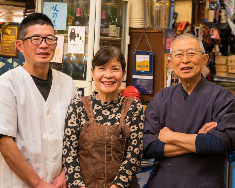 初代夫婦が1971年に創業。洋子さんほかスタッフの元気な接客が心地いい。左が２代目。