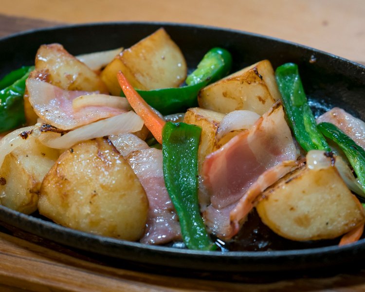 女将さんのオリジナル、サッポロバター500円は、ベーコンの塩気とバターの香りが絶妙。牛乳割りに合わないはずがない！