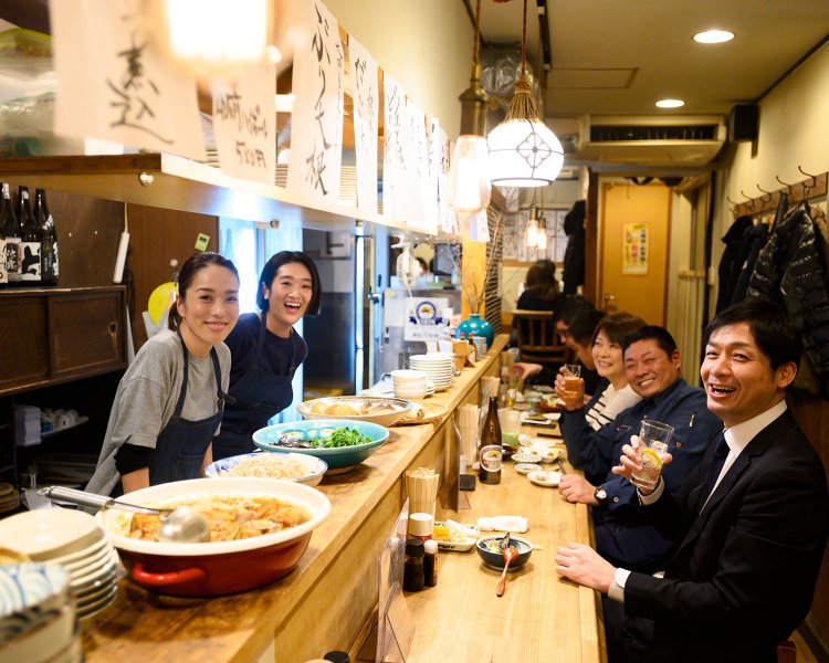 女性スタッフが中心。「常連さんが飽きないよう日々品書きを変えてます」と店主（左）。