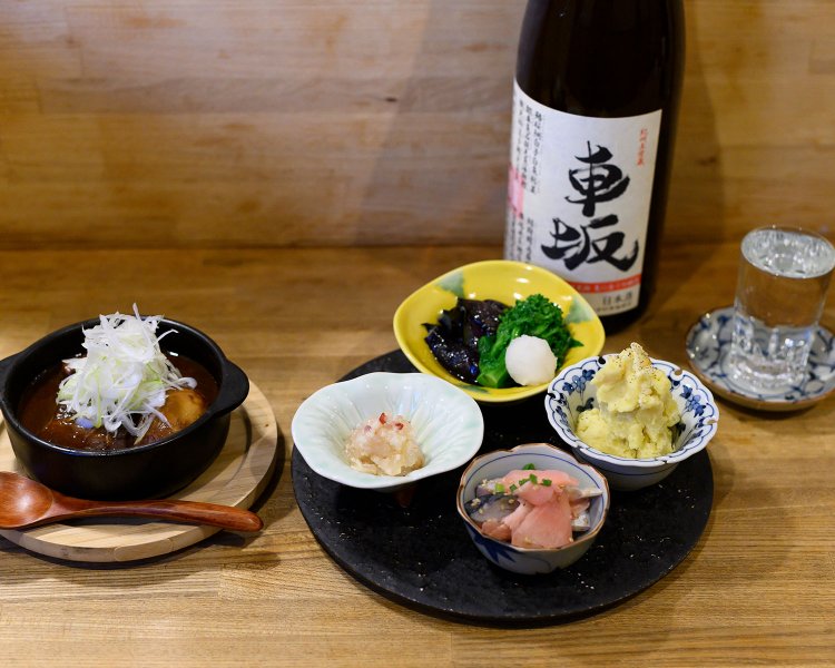 あての３点盛り930円。当日は生赤えびの切込など。赤味噌の豚角煮630円、日本酒710円～。