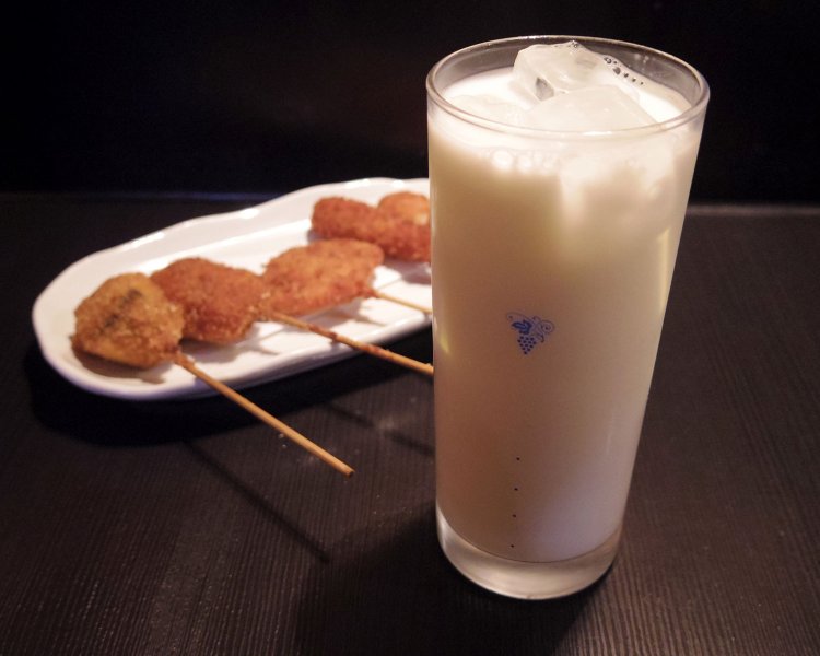 牛乳割り440円、串揚げ５本660円。