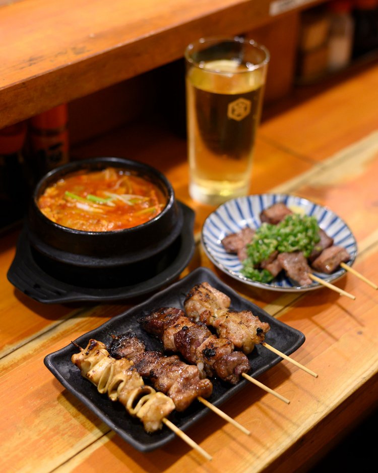 手前から大動脈154円、きくあぶら132円など希少部位も。牛テールスープ赤528円。特製焼酎ハイボール385 円。