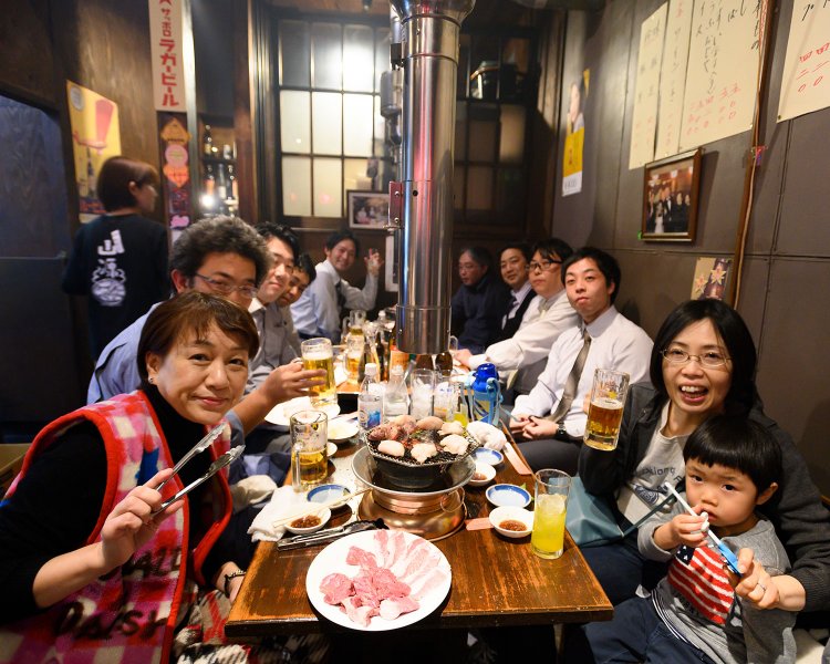 ホルモンにはやはり生ビール中638円。瓶ビールは赤星で660円