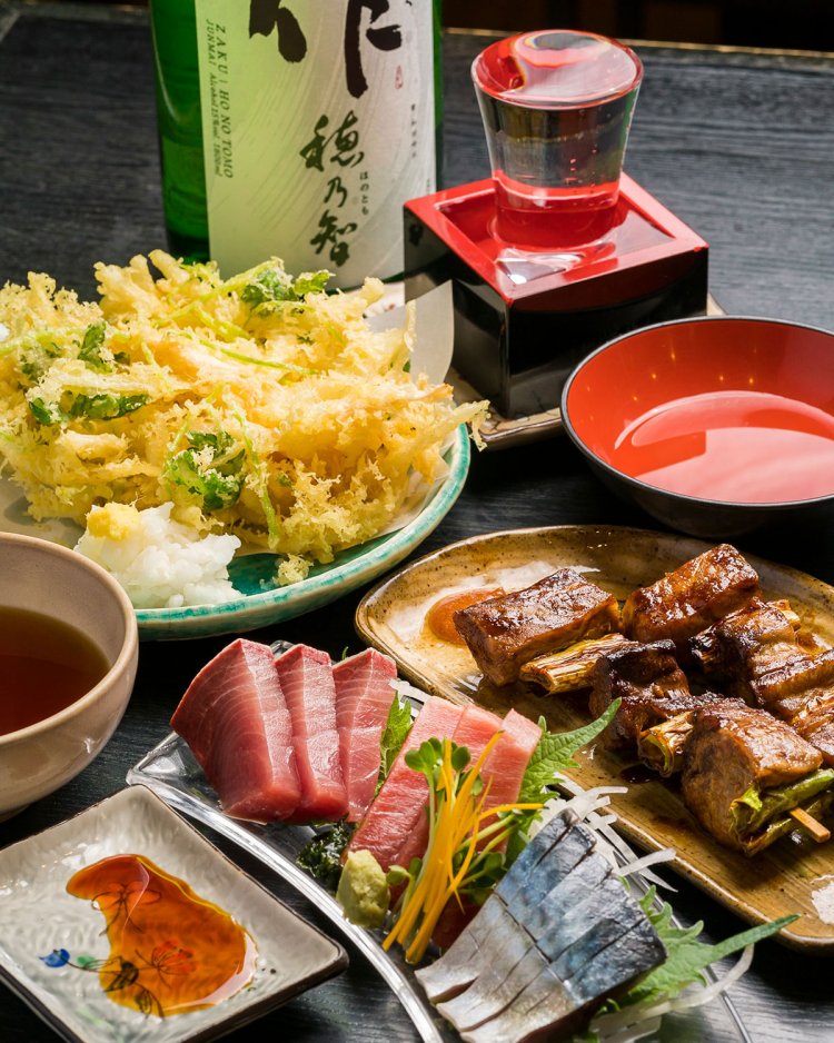 当日の刺身３点盛り900円はバチマグロの中トロやシメサバなど、ねぎまぐろ串焼き２本500円。作（ざく）純米700円。日本酒は約30種。