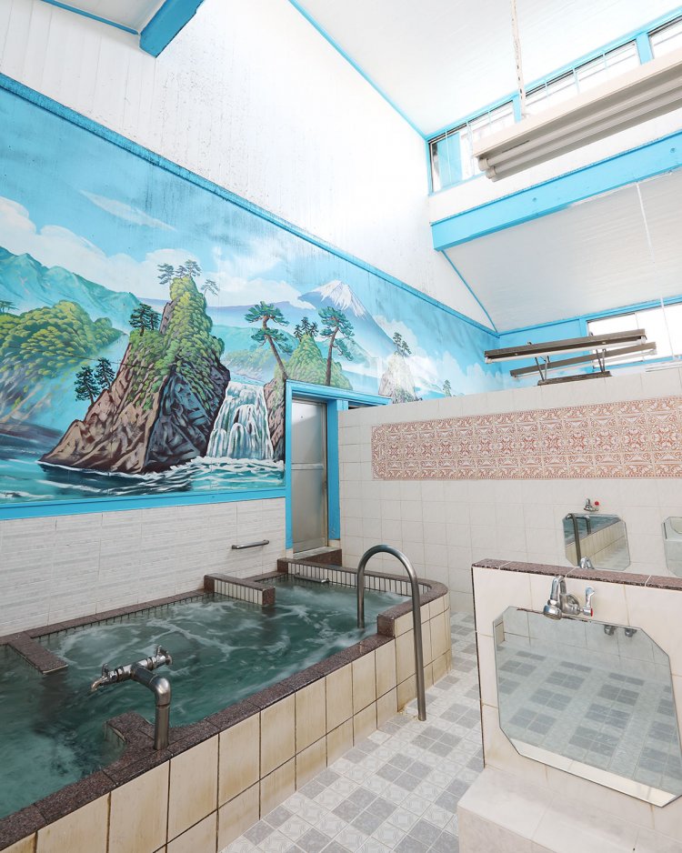 ８年前に描かれた銭湯絵師・中島盛夫氏のペンキ絵。松の一部は町田忍氏が描いたとか。