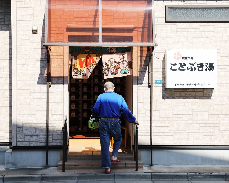 開店前から待つお客さんが次々と入ってゆく。