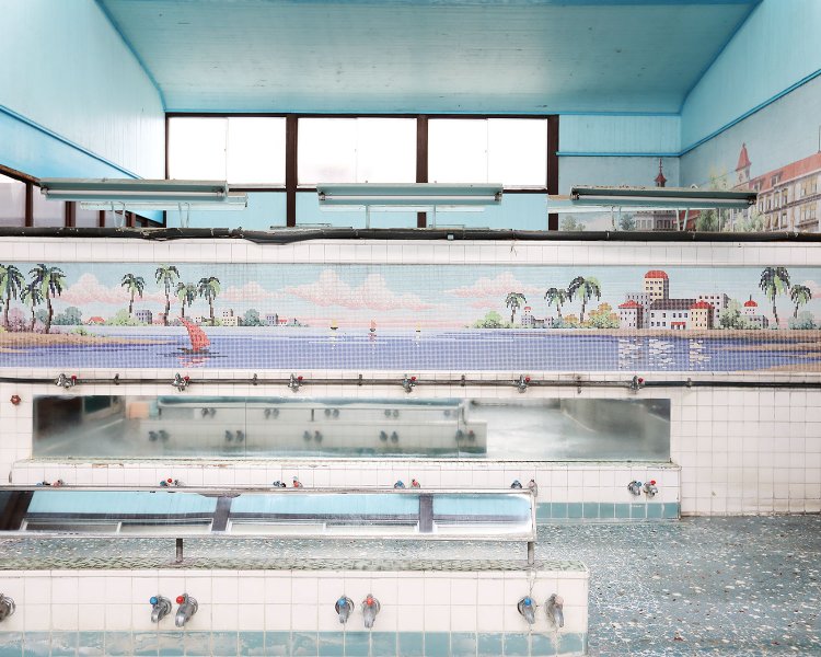 男湯の仕切り壁はリゾート風景のモザイクタイル絵。