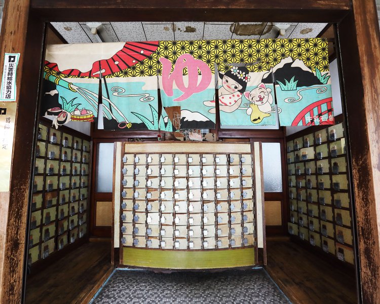 玄関の中央にある棚は傘入れだ。