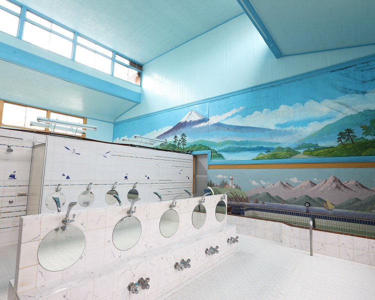 ペンキ絵は2015年、中島盛夫氏の作。