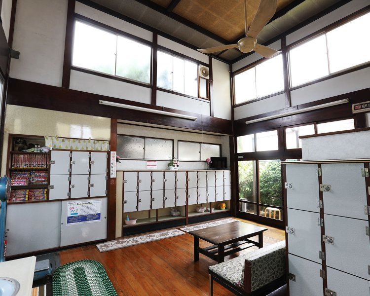 現役の天井扇が下がる脱衣所。男湯には漫画誌もずらり。