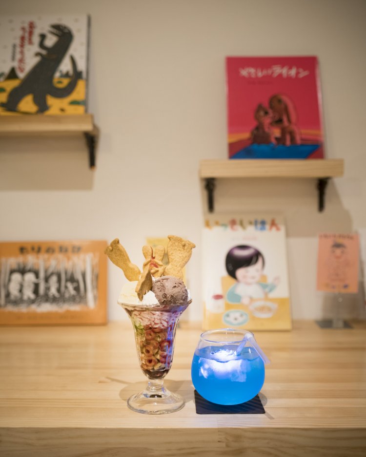 じさつうさぎのパフェ700円。ブルーハワイがベースのジュース、にじいろのさかな500円には、光が点滅する仕掛けが。