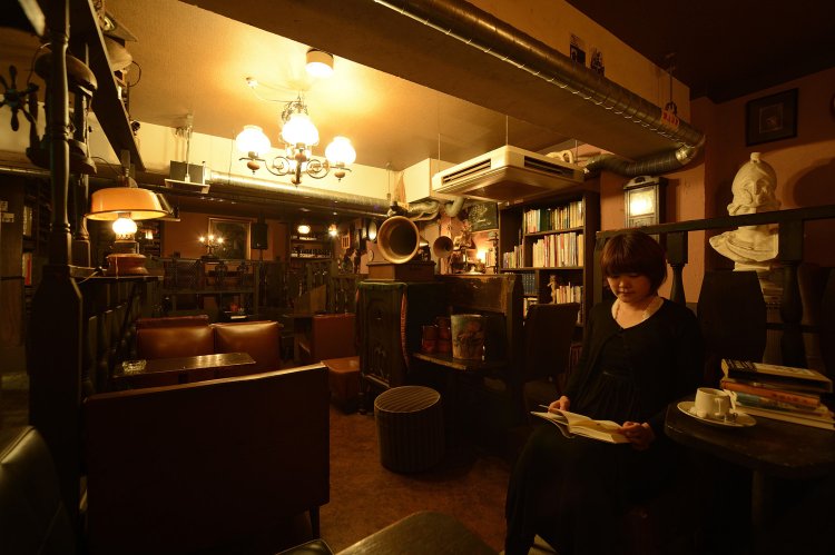 入り口近くに飾られたつげ忠雄氏の原画や、『クラシック』のマスターが手作りした不思議な装置の数々に目を奪われる。