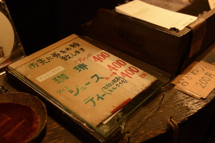 メニューは珈琲、紅茶、オレンジジュースの3品。各400円（珈琲お代わり200円）。フードの持ち込みOK。