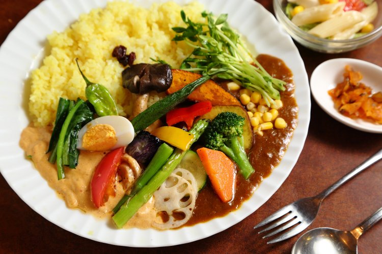 二色カレー。レギュラー野菜カレー900円に＋250円でタイ風レッドカレー（チキン）を組み合わせ二色カレーに。