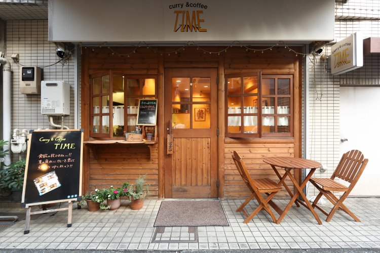 十条銀座西通り商店街脇の路地に立地。