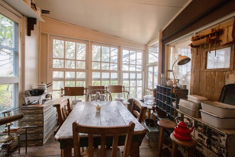 サンルーム。上げ下げ窓は学校の戸で清高さんが手作り。