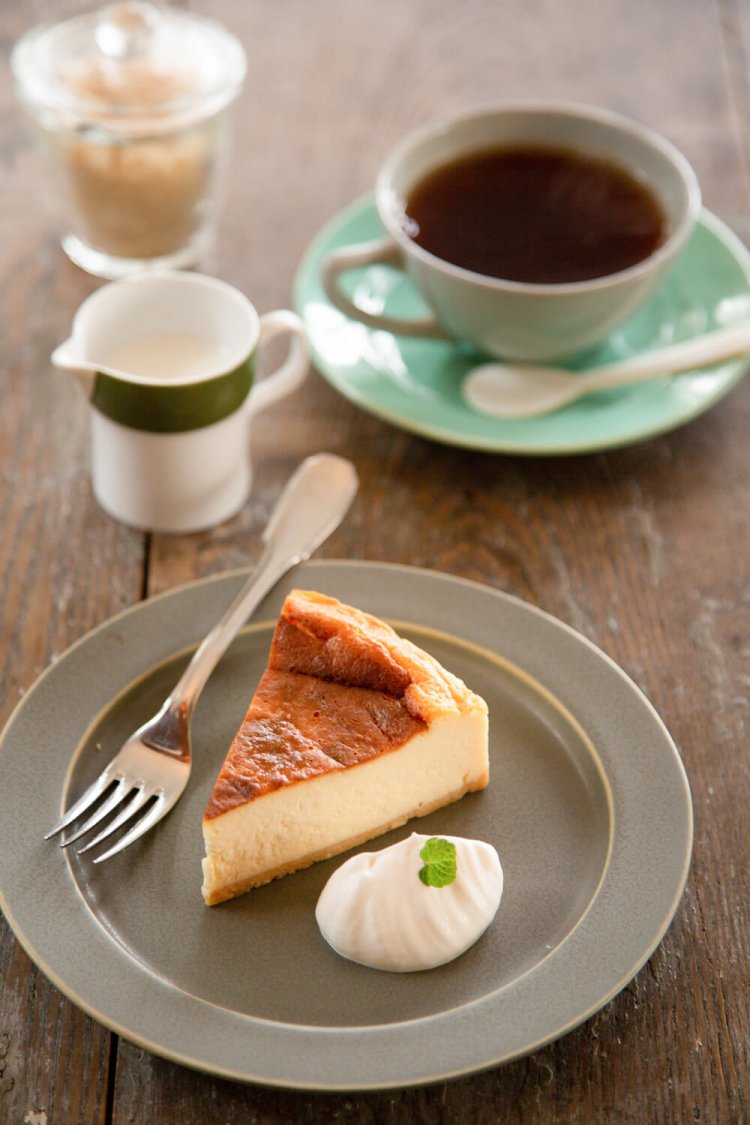 紅茶とチーズケーキ。ケーキセット各700円。