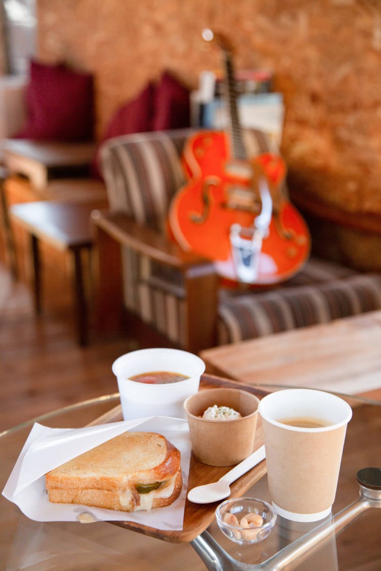 キューバサンド500円、ガンボスープ500円、キューバコーヒー400円はセット1200円。