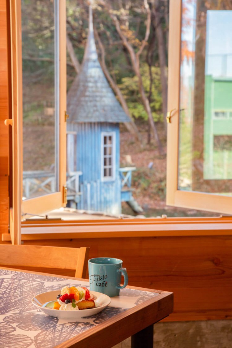 季節のフルーツタルト850円とセットドリンクの飯能ホットティー180円。