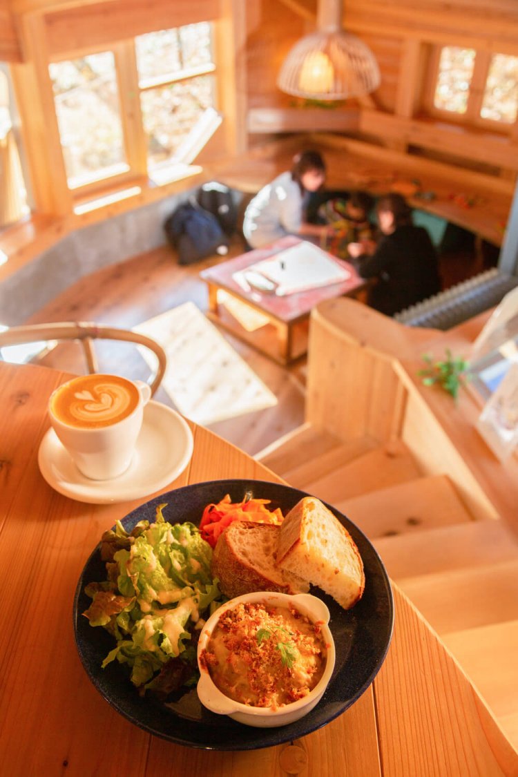 北欧風グラタンのヤンソン・フレテルセ950円、カフェラテ560円。