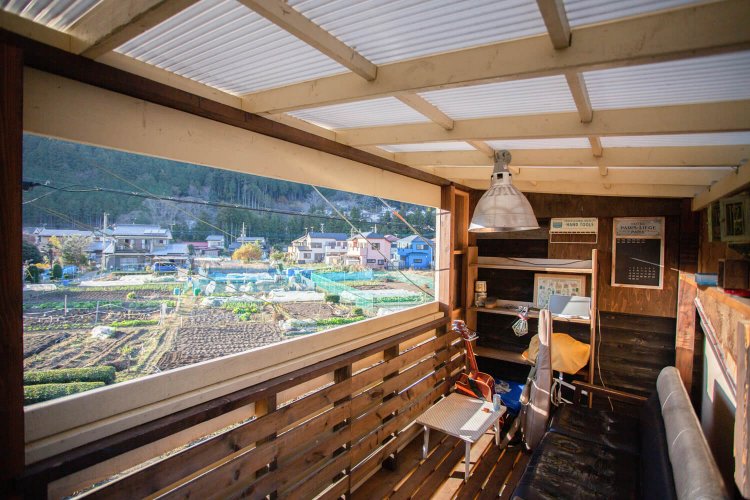 テイクアウト専用テラス席は胸がすく里ビュー。