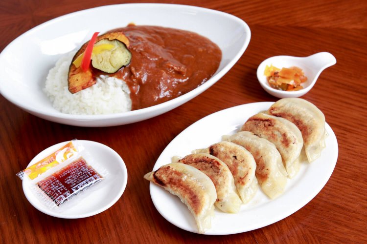 餃子300円。カレーセット770 円は給食風でルーから手作り。サラダと小鉢付き。