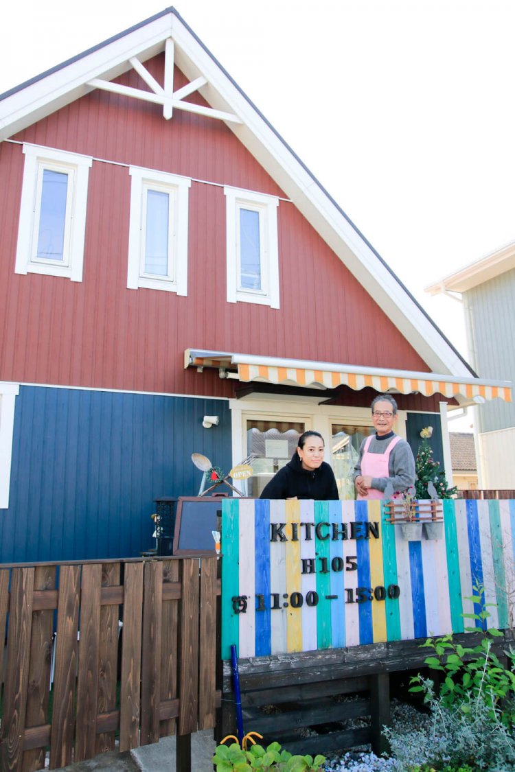 寛さんと亜維さん。普段は妻の初美さんも加わり、3 人で切り盛りする。